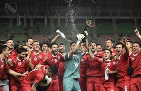2018 - Independiente: No Estádio Nagai, em Osaka, o Independiente venceu o Cerezo Osaka por 1 a 0 e faturou o título da 11ª edição da Copa Suruga em uma partida marcada pela boa atuação do setor ofensivo da equipe argentina. As vagas na competição foram asseguradas após os argentinos conquistarem o título da Copa Sul-Americana 2017 sobre o Flamengo, com o placar geral de 3 a 2. Do outro lado, os japoneses chegaram a disputa ao vencerem o Kawasaki Frontale por 2 a 0, resultado que garantiu o título da Copa da Liga Japonesa 2017 ao Cerezo Osaka. Relembre todos os campeões nestes dez anos de Copa Suruga<br>