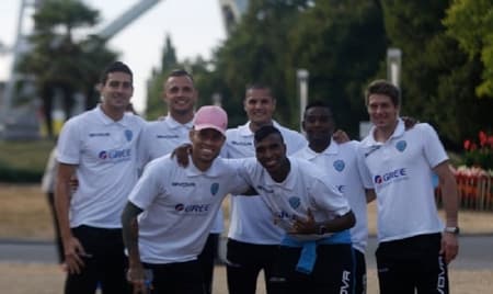 Baraka (boné rosa) e seus companheiros de Al Batin