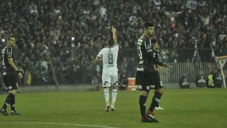 O Corinthians perdeu para o Colo-Colo nesta quarta-feira, pela partida de ida das oitavas da Libertadores e seguiu com a sina de não conseguir vencer no jogo de abertura desta fase da competição. Foram 14 participações e apenas uma vitória, contra o Espolí (EQU), em 1996. O LANCE! listou todas as oitavas que o clube disputou desde então e relembra como foram esses esses duelos de ida. Confira a seguir...