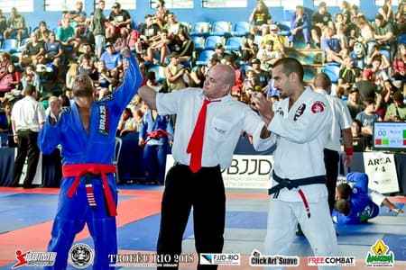 Marcelo Gallo finalizou Ian Behring na final da divisão, em uma grande luta entre dois cascas-grossas (Foto: Click Art'suave)