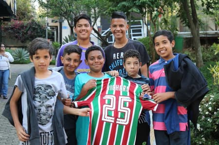 Richard, do Fluminense, doa camisa para projeto social em São Paulo