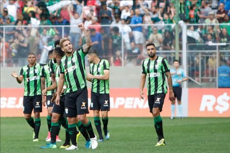 No último domingo, o atacante Rafael Moura, do América-MG, marcou uma vez em empate por 2 a 2 contra o Flamengo. Assim, o He-Man chegou aos 75 gols na era dos pontos corridos no Brasileiro (de 2003 até hoje). Veja, a seguir, os artilheiros da era dos pontos corridos na Série A...