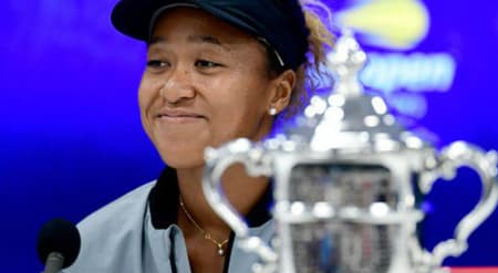 Naomi Osaka com o troféu em entrevista