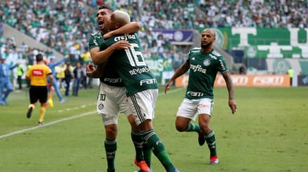 O Palmeiras derrotou o Corinthians, em Dérbi no Allianz Parque, e segue a três pontos do líder do Brasileirão. O gol do triunfo foi marcado por Deyverson em assistência de Marcos Rocha. A dupla acabou com a nota mais alta da equipe (notas por Fellipe Lucena)&nbsp;