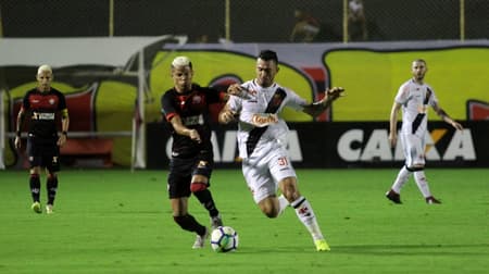 Não está nada fácil a vida do Vasco. Neste domingo, o Cruz-Maltino foi a Salvador encarar o Vitória, adversário direto na briga contra o rebaixamento, mas acabou derrotado por 1 a 0. Com o resultado, a equipe de Alberto Valentim está empatada com Sport e Ceará com 24 pontos e fica fora do Z4 apenas por conta do saldo de gols. Confira as notas do LANCE! para cada jogador (Notas por Vinícius Britto)