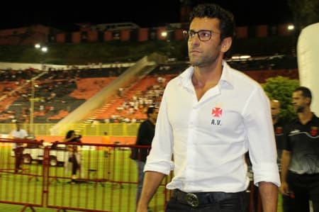 Alberto Valentim na derrota do Vasco para o Vitória na noite do último domingo. Veja a seguir a galeria L!