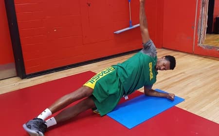 De volta à seleção, Leandrinho lamenta desfalques, aposta na molecada e mira os Jogos de Tóquio: "A seleção sempre foi minha prioridade"