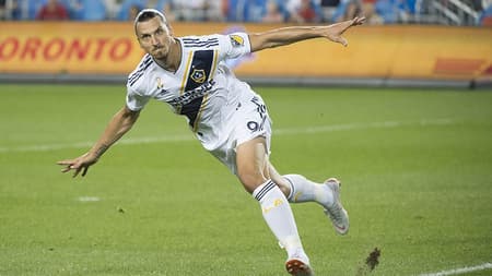 Zlatan Ibrahimovic marcou o seu gol de número 500 no último sábado, na derrota do Los Angeles Galaxy para o Toronto FC, por 5 a 3. O sueco de 36 anos entrou em um seleto grupo de jogadores com 500 ou mais gols na carreira. Além do sueco, na atualidade, apenas Cristiano Ronaldo, com 660 gols, e Messi, com 621, atingiram a marca. Relembre outros jogadores que já alcançaram este feito...