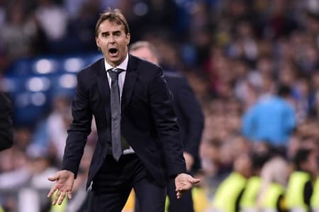 Às vésperas do início da Copa do Mundo, em junho, o técnico Julen Lopetegui foi anunciado como técnico do Real Madrid. O fato desagradou à cúpula da Federação Espanhola, que demitiu o treinador antes do Mundial. Porém, Lopetegui ainda não conseguiu engrenar bons resultados à frente do time merengue e já balança no cargo. <br><br>Confira a seguir outros técnicos que estão na corda bamba no futebol europeu!