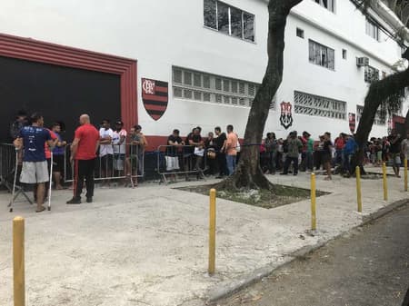 Fila da torcida do Flamengo na Gávea por ingressos