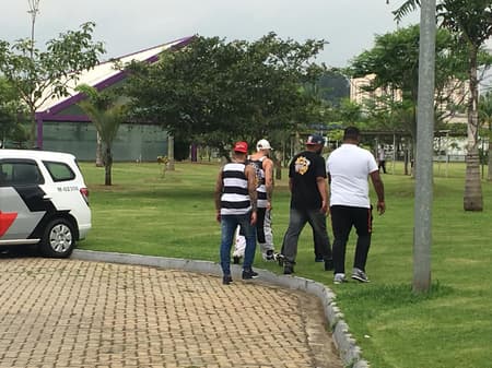 Torcedores do Corinthians no CT