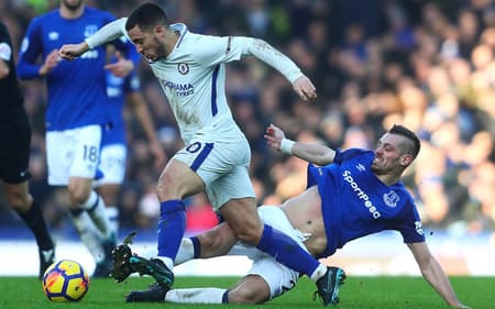 Everton e Chelsea fazem um duelo interessante neste domingo, às 12h15 (de Brasília). Os Blues tentam seguir na cola dos líderes, enquanto a equipe de Liverpool precisa vencer para se aproximar da zona de classificação para competições europeias