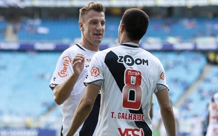 O Vasco arrancava um ponto do Grêmio até os acréscimos. O resultado importante só não veio após uma falha do goleiro Martin Silva, que recebeu a pior nota do LANCE! no revés do Gigante por 2 a 1 neste domingo, em Porto Alegre. Se o uruguaio tem motivos para esquecer o duelo, Thiago Galhardo aproveitou bem a chance entre os titulares. Veja as avaliações! (Por Alexandre&nbsp; Araújo -&nbsp;alexandrearaujo@lancenet.com.br)