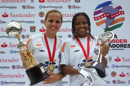 Carol Arruda (à esquerda), zagueira do Santos