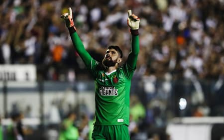 O Vasco conseguiu uma importante vitória contra o São Paulo, por 2 a 0, na noite desta quinta-feira, pelo Brasileirão. Com isso, o Cruz-Maltino ganhou fôlego na luta contra o rebaixamento. Os grandes destaques do time foram Fernando Miguel, que fez uma defesa fantástica, e Andrey, que abriu o placar do jogo. Thiago Galhardo e Luiz Gustavo também foram bem avaliados. Confira as notas do LANCE! (por João Mércio Gomes)