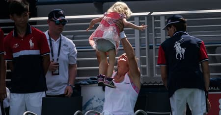 Patty Schnyder celebra vitória com pequena Kim Ayla