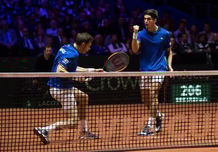 Nicolas Mahut e Pierre Hugues Herbert celebram ponto