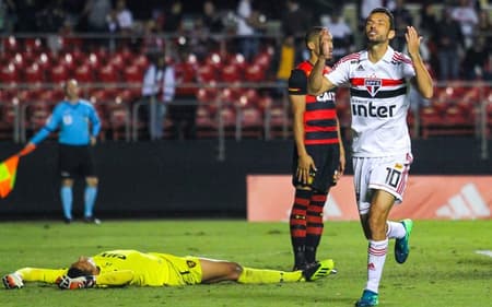 Nenê lamenta pênalti perdido no segundo tempo&nbsp;