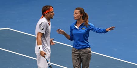 David Ferrer conversa com Eva Asderaki durante jogo