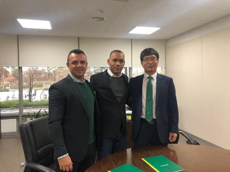 Jose Morais, ao lado do empresário Pierre Fernandes e o presidente Baik, Seung Kwon