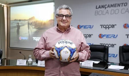 Em cerimônia realizada na sede da FERJ, no início da tarde desta quarta-feira, a Federação de Futebol do Estado do Rio de Janeiro e a Topper apresentaram a Bola Samba Pró Velocity para a disputa do Campeonato Carioca de 2019. O design da bola traz como inspiração a brasilidade de jogar futebol, ritmo do samba, cores quentes e também ícones de pontos turísticos do Rio de Janeiro.<br>