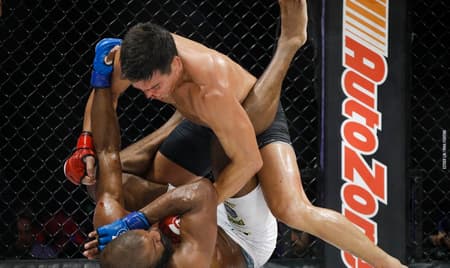 Lyoto Machida venceu por decisão dividida a batalha contra Rafael Carvalho ((Foto: Esther Lin/MMA Fighting)