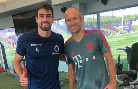 Luan Peres posa ao lado de Robben