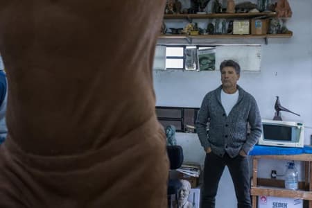 Renato Portaluppi observando confecção de estátua em sua homenagem