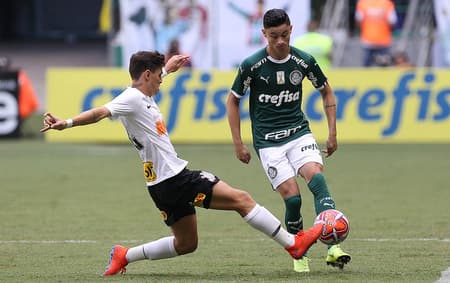 O Palmeiras acabou derrotado diante de sua torcida no Allianz Parque por 1 a 0 para o Corinthians neste domingo pelo Campeonato Paulista. Os homens de criação do Verdão estiveram sumidos no Dérbi, com exceção do atacante Dudu, que buscou, se movimentou, mas não foi efetivo. Deyverson entrou melhor do que Borja, mas perdeu a cabeça no final da partida e foi expulso. COnfira as notas do Palmeiras do LANCE! (por&nbsp;João Vítor Castanheira)
