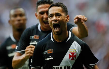 O Vasco venceu o Fluminense na noite deste sábado, em Brasília, e terminou a fase de grupos da Taça Guanabara na ponta do Grupo B. Yago Pikachu marcou o único gol da partida e recebeu boa nota na avaliação do LANCE!. Fernando Miguel fez boas defesas e também se destacou. Confira as notas! (Por Carlos Bandeira de Mello)