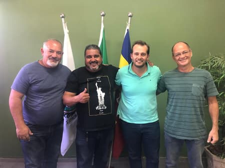 Mestre Fernandes, Espíndola (secretário), prefeito Juninho e Marcus Gavazza (membro da FJJD-Rio) (Foto: Divulgação)