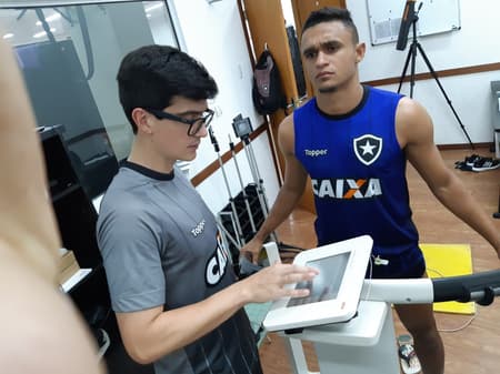 Balança de bioimpedância, com o fisiologista Dailson Paulucio: novidade no Botafogo