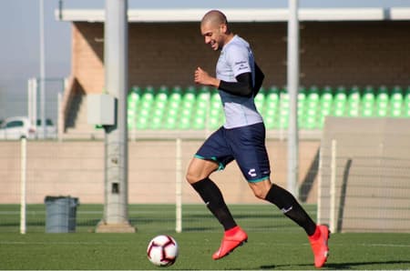 Zagueiro Dória em treinamento do Santos Laguna, do México