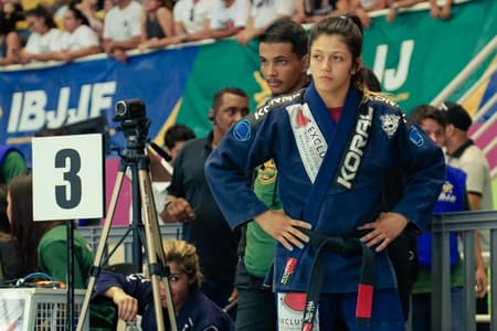 Bia Basílio terá pela frente no sábado uma das suas referência no Jiu-Jitsu feminino (Foto: Vitor Freitas)