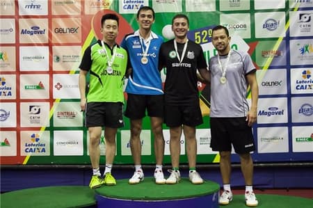 Gustavo Tsuboi, Hugo Calderano, Isaac Zauli e Thiago Monteiro no pódio da última edição do Brasileiro, em Concórdia. Crédito: Christian Martinez/RGB Studios.