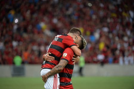 Com atuação segura, o Flamengo bateu a LDU no Maracanã, por 3 a 1, e lidera isoladamente o Grupo D da Libertadores. Everton Ribeiro, Gabigol e Uribe marcaram os gols do Rubro-Negro no Maracanã. Destaque também para o goleiro Diego Alves, que pegou um pênalti quando o jogo estava apenas 1 a 0. Por&nbsp;Carlos Bandeira de Mello (carlosandrade@lancenet.com.br) <br><br>