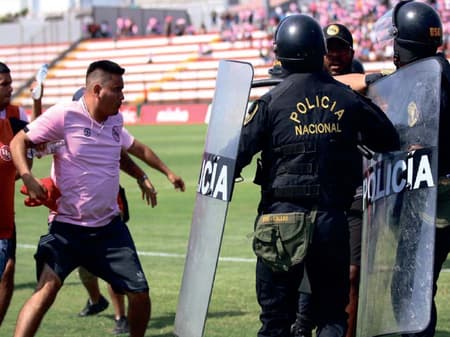 Briga entre gandulas e policiais no Peru