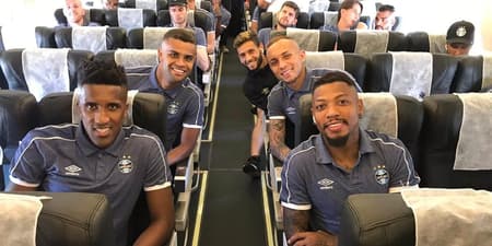 Elenco do Grêmio viajando para o Chile