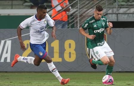 Volante Ferreira, do São Caetano, em duelo com o Palmeiras