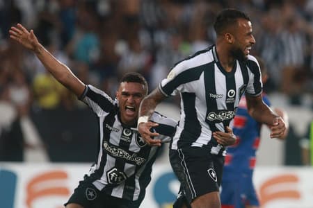 O Botafogo fez o dever de casa e conseguiu vencer o Fortaleza por 1 a 0, neste domingo, pelo Brasileirão e engatou o segundo trinfo na competição. Alex Santana, autor do gol, recebeu a maior nota do Glorioso. Erik e Diego Souza também foram bem avaliados. Confira as notas do LANCE! (por Carolina Lima)