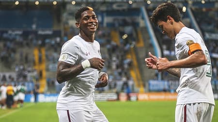 O Fluminense conseguiu a sua primeira vitória no Brasileirão de forma heroica. O Tricolor saiu perdendo por 3 a 0, buscou a virada, sofreu o empate e conseguiu o triunfo nos acréscimos, neste domingo, em Porto Alegre.&nbsp;Yony González, autor de dois gols, o primeiro e o último do time, recebeu a melhor nota. Rodolfo, Matheus Ferraz e Luciano também foram bem avaliados. Confira todas as notas do LANCE! (por Victor Mendes).