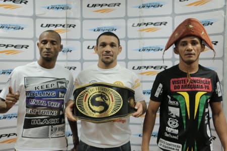 Evento acontece neste sábado, no Rio, e conta com outros 14 combates além da disputa de cinturão (Foto: Natalino Werneck)