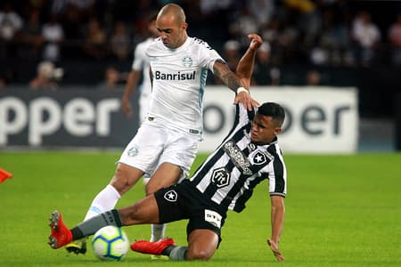 O Botafogo perdeu para o Grêmio por 1 a 0, na noite desta quarta-feira, no estádio Nilton Santos, pela nova rodada do Campeonato Brasileiro, a última antes da parada para a Copa América. Poucos jogadores se destacaram no Glorioso, sendo Carli e Gabriel os que receberam as maiores notas. Confira todas as avaliações do LANCE! (por Fernanda Teixeira)