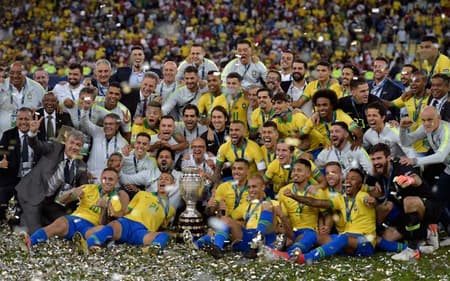 O Brasil conquistou a Copa América na tarde deste domingo, no Maracanã, vencendo o Peru por 3 a 1. Foi o nono título da Seleção Brasileira na história da competição. A conquista repercutiu nos jornais pelo mundo e o LANCE! reúne todos neste álbum especial. Confira a seguir!