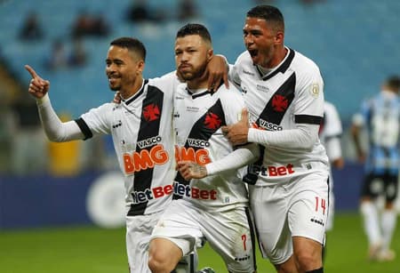 No retorno do Brasileirão após a parada para a Copa América, o Vasco chegou a sair na frente, mas acabou levando a virada do Grêmio e perdeu por 2 a 1, neste sábado, em Porto Alegre. O gol vascaíno foi marcado por Yago Pikachu, que ainda fez um golaço (anulado de forma polêmica pelo VAR), e recebeu a maior nota do Cruz-Maltino. Confira todas as avaliações do LANCE! (por&nbsp;João Vitor Castanheira)