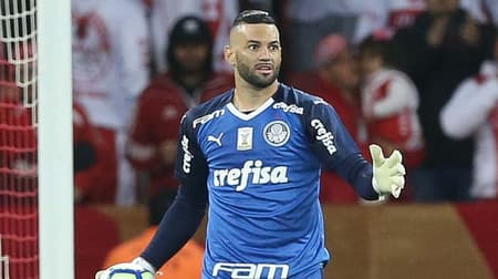 Na derrota que culminou na eliminação da Copa do Brasil, o goleiro Weverton foi o destaque do Palmeiras diante do Internacional, no Beira-Rio. O goleiro fez importantes defesas no tempo normal e pegou um pênalti na disputa decisiva (notas por Carlos Andrade)&nbsp;