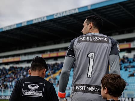 O Botafogo estreou a parceira com o Azeite Royal em grande estilo. A equipe de Eduardo Barroca entrou no gramado da Ressacada, para a partida contra o Avaí, com o símbolo da empresa estampado nas costas do uniforme. Coincidência ou não, o Alvinegro venceu por 2 a 0.