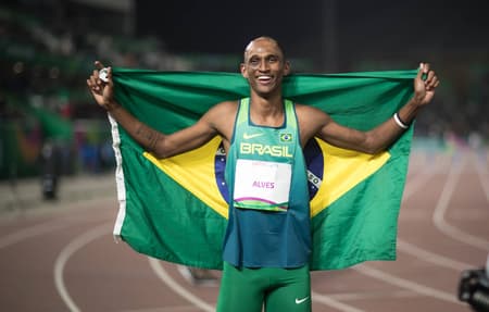 Alison dos Santos, o Piu, é ouro nos 400m com barreira