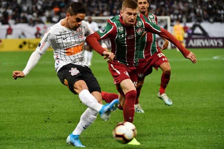 Corinthians empata em 0 a 0 com o Fluminense e perde a oportunidade de, jogando em casa, abrir uma boa vantagem na Copa Sul-Americana. Agora, o time paulista vai precisar buscar a vaga à semifinal no Rio de Janeiro. No jogo, destaque para Fagner (foto), que apareceu com frequência no ataque e incomodou a defesa adversária. Veja as notas a seguir por&nbsp;Carlos Bandeira de Mello&nbsp; (carlosandrade@lancenet.com.br