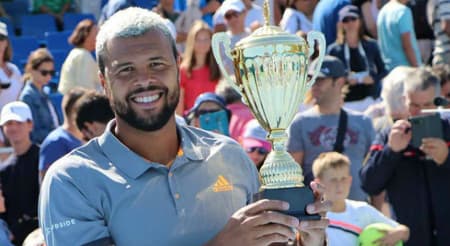 Tsonga ergue troféu em Cassis